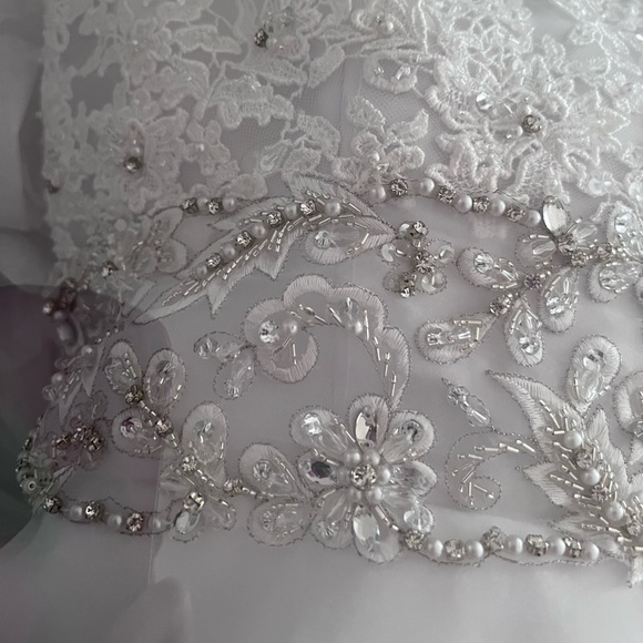 White wedding dress. It’s cleaned and boxed. Unsure the brand (sorry) - Picture 6 of 8
